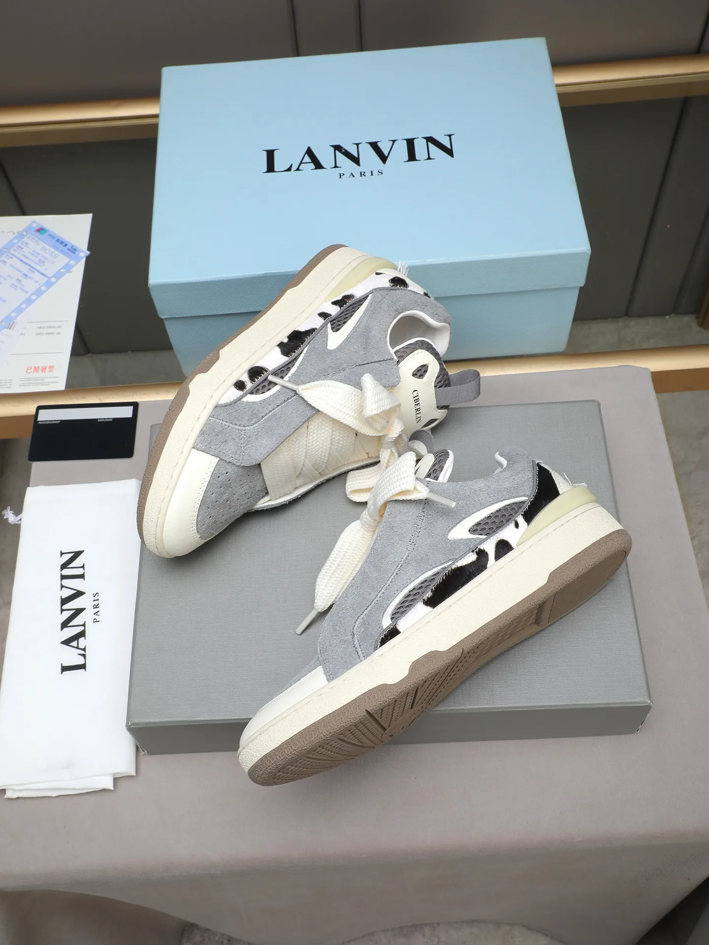 Men's shoes 💰640 [LANVIN] The latest fashionable item! High quality CLAY series‼ ️ The latest trendy products of the season 🌈Many bloggers have planted grass and purchased the original open-mold customization. The upper and outsole are sewn with mark threads without edge sealing. Multiple material splicing combination design. Very versatile for fashionable and casual wear. Comfortable on the feet. Self-recommended. Upper cowhide + cow suede + breathable mesh lining. Foot-padding cowhide. Exclusive original open-mold clear logo rubber outsole ⚠️38-44 (customized for 45)